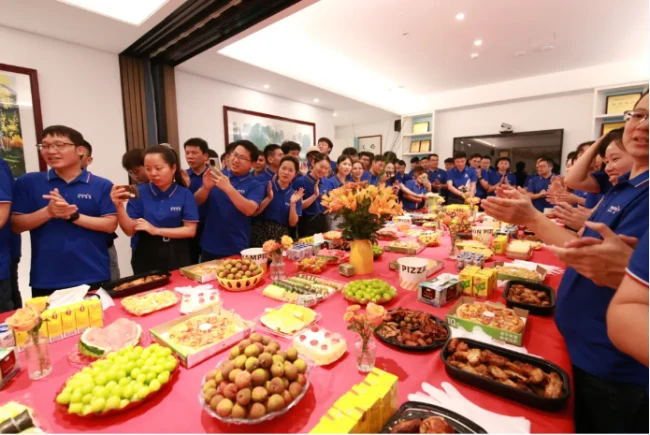 度申员工享用美食